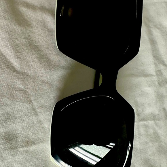 New without tag Prada sunglass excellent condition with box - Picture 3 of 7